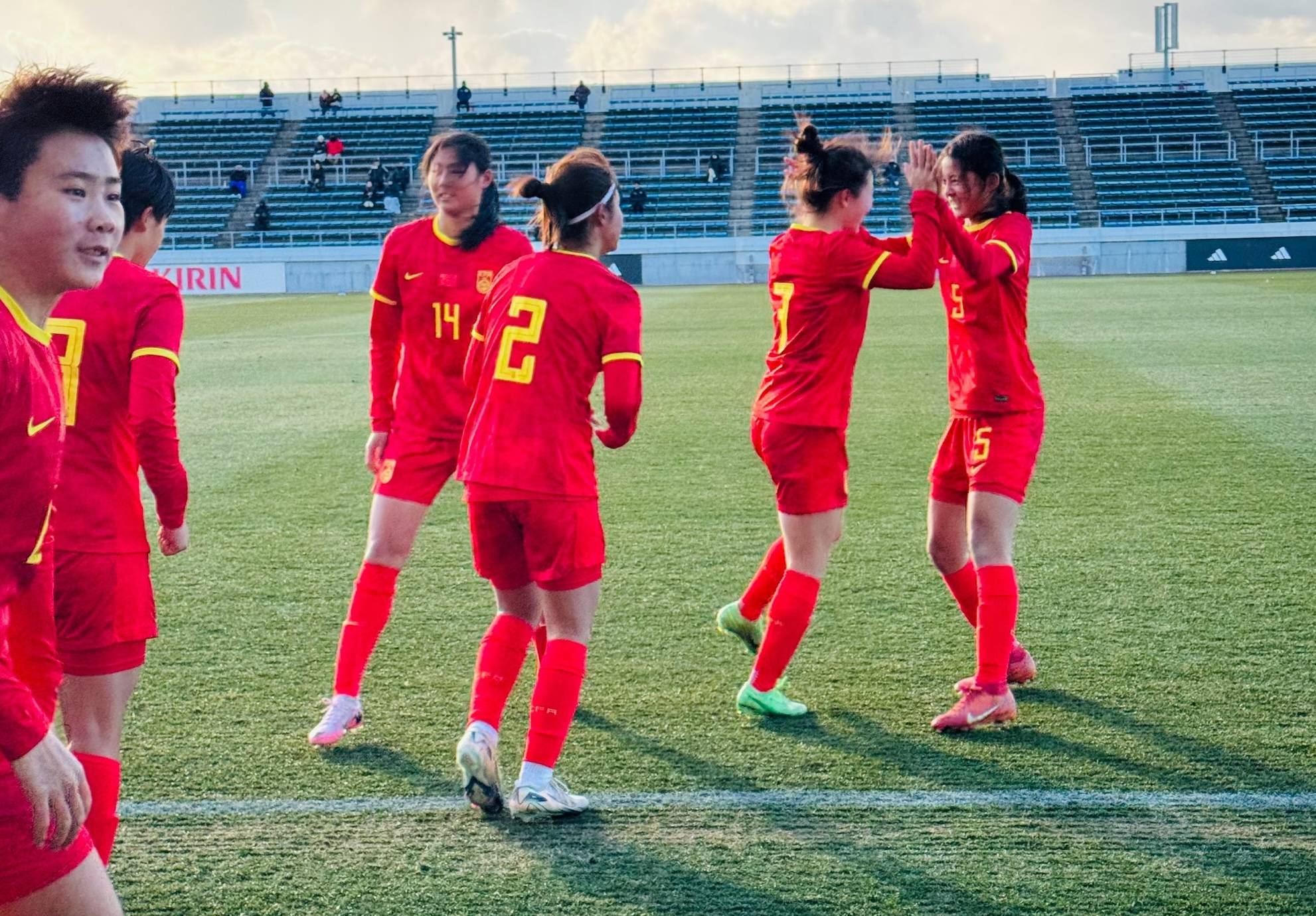 关于国际足球赛:中国女足向世界传递正能量的信息