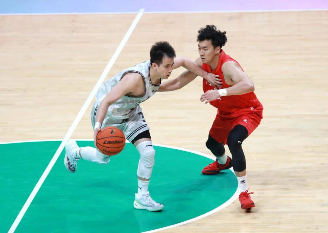 辽宁男篮成功击败山东队,取得两连胜 辽宁男篮成功击败山东队,取得两连胜