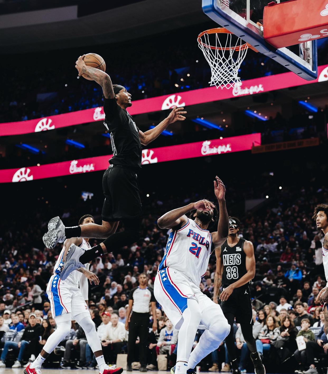 包含篮网队长庆祝队史纪录，球队复苏势不可挡的词条