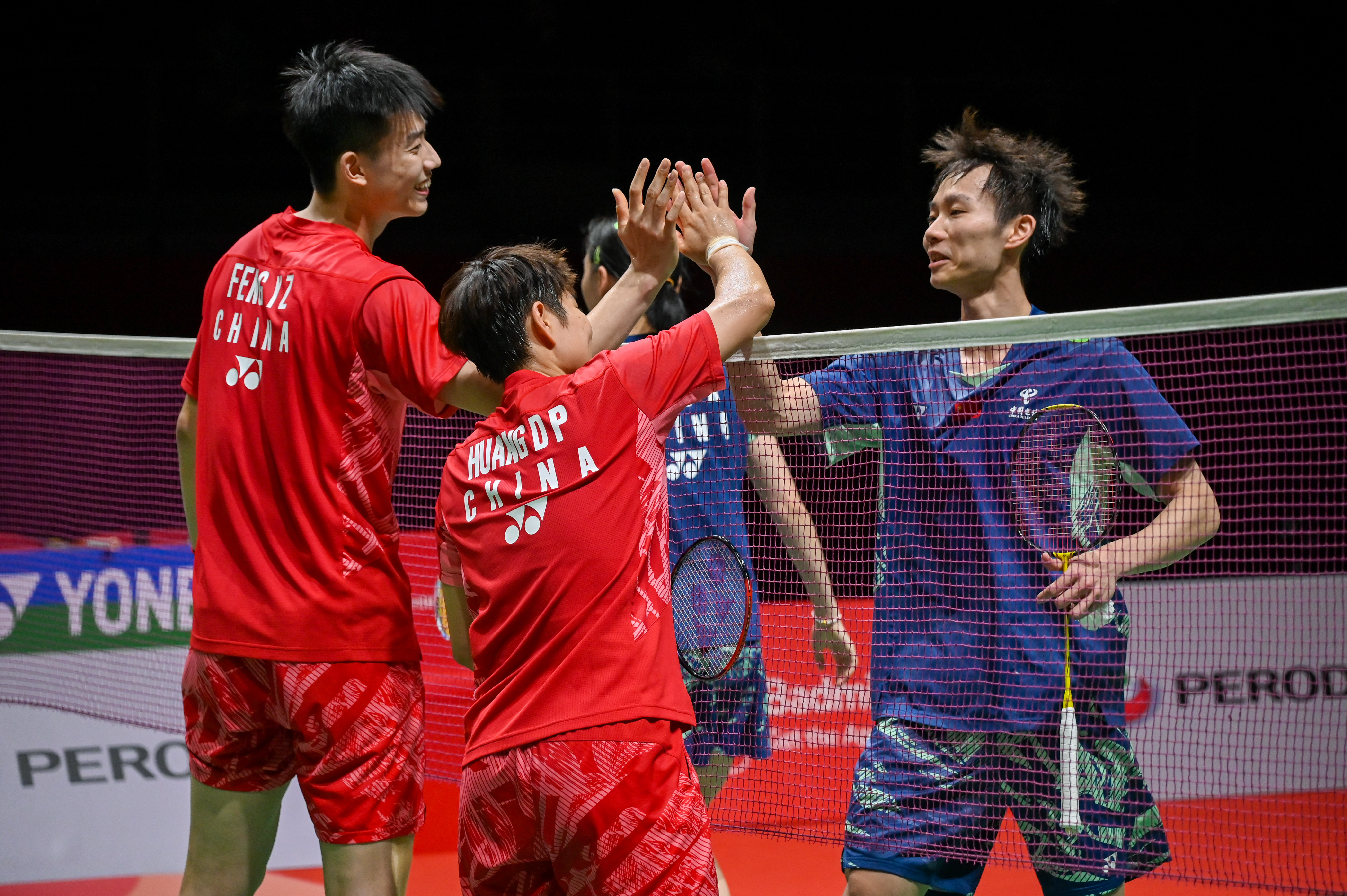 紧张刺激的比赛中，球队展现出色配合