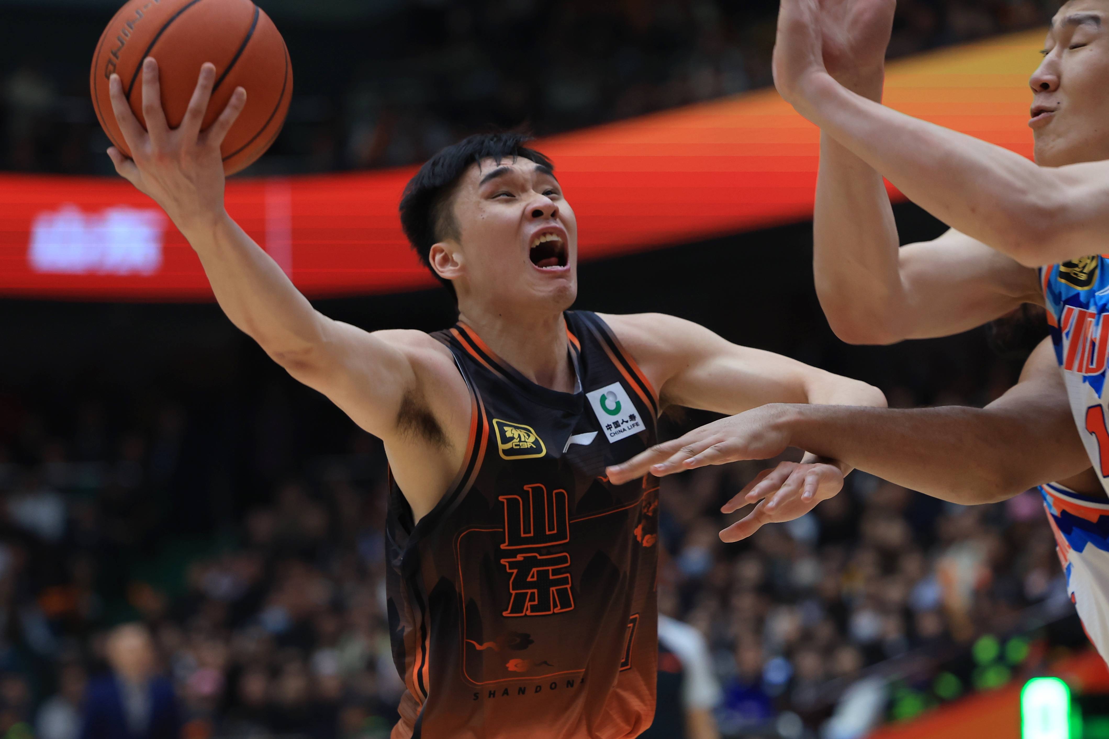 关于职业篮球赛事掀起热潮，球迷热情高涨的信息