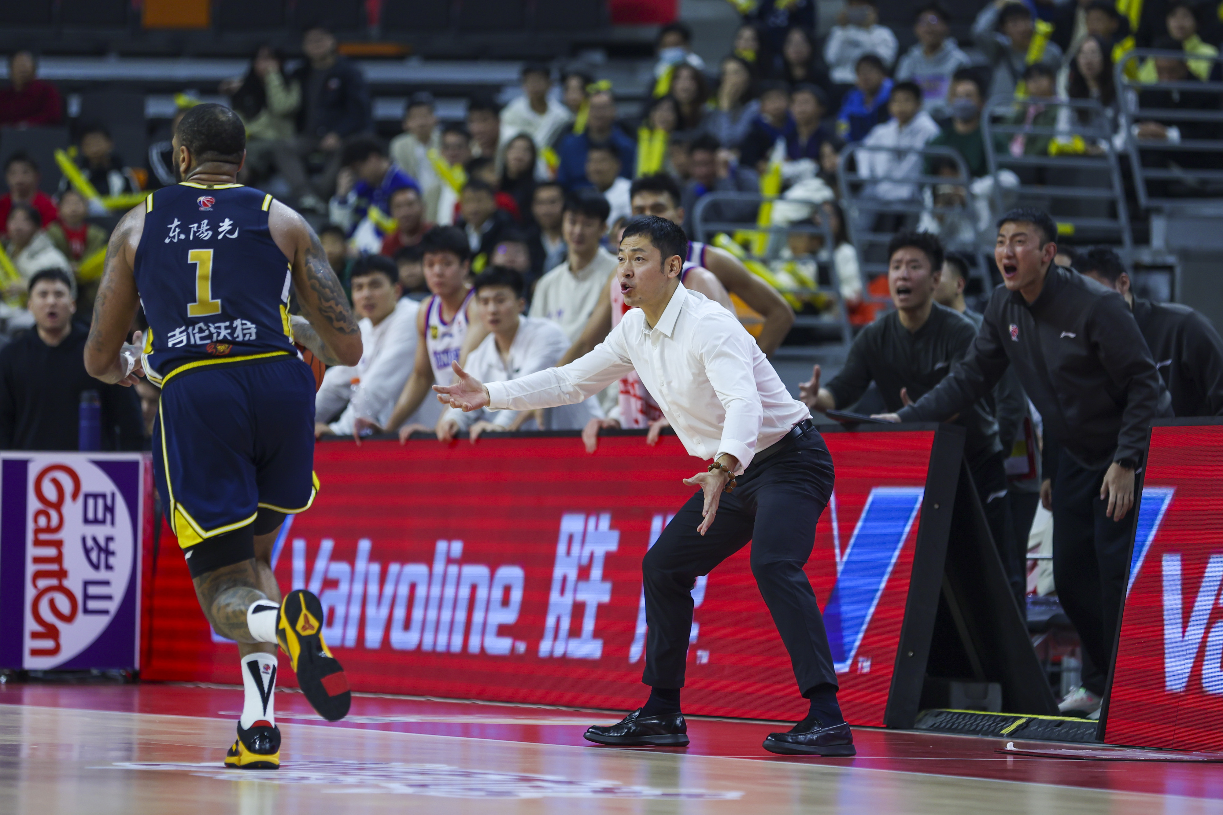 关于紧张激烈！比赛现场情绪高涨，胜负悬念持续的信息