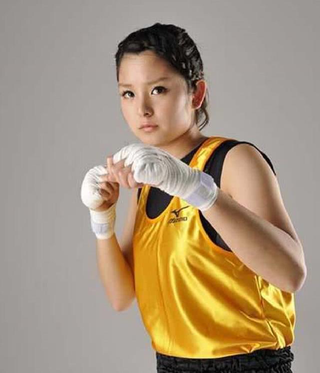 日本拳击手自信斗志，勇往直前