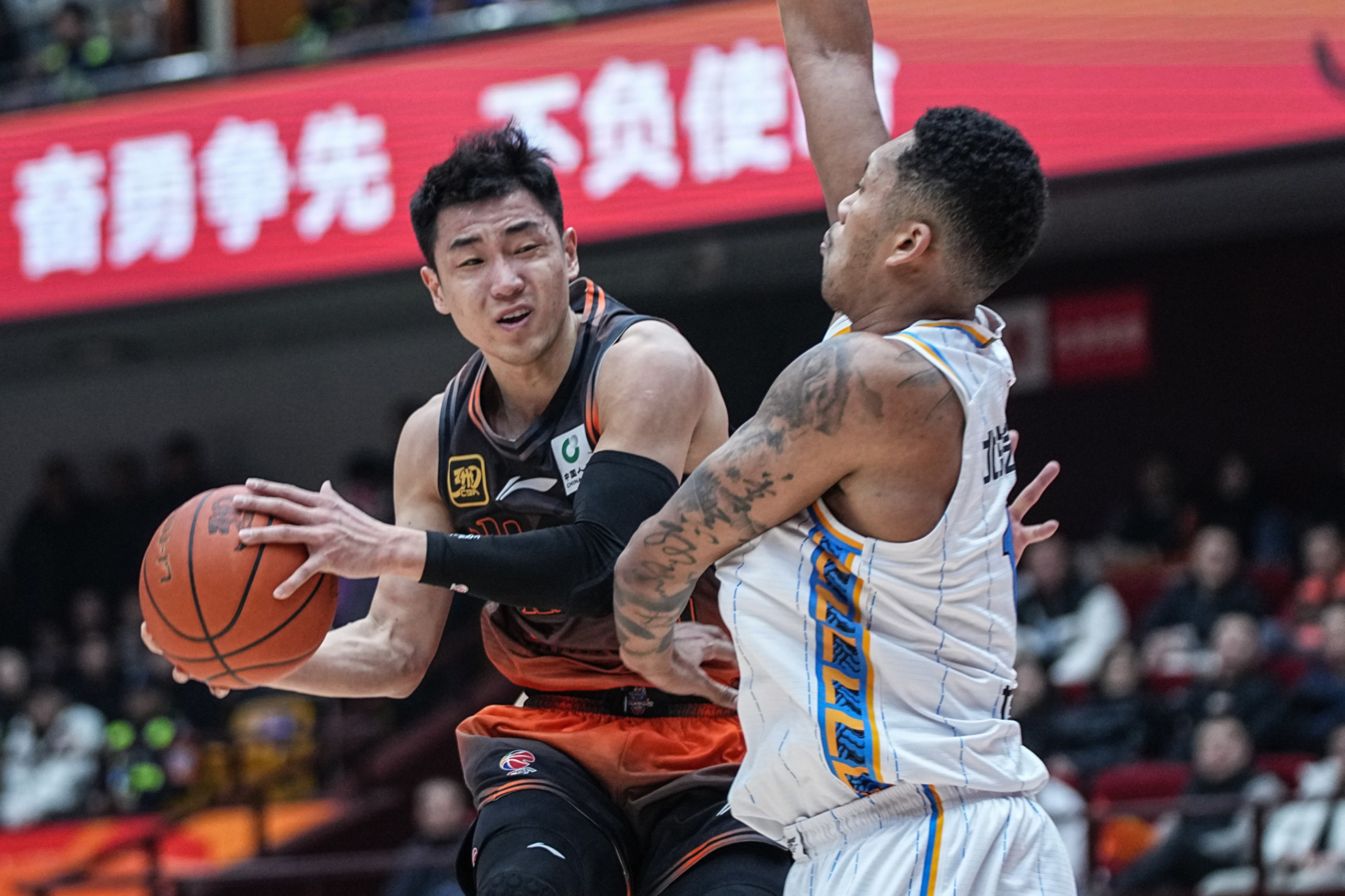 杏彩体育亚洲官网-山东男篮迎来胜利，队员奋力拼搏