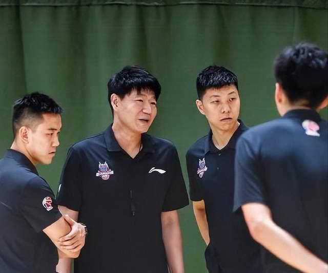 山东男篮迎来胜利,队员奋力拼搏 山东男篮迎来胜利,队员奋力拼搏