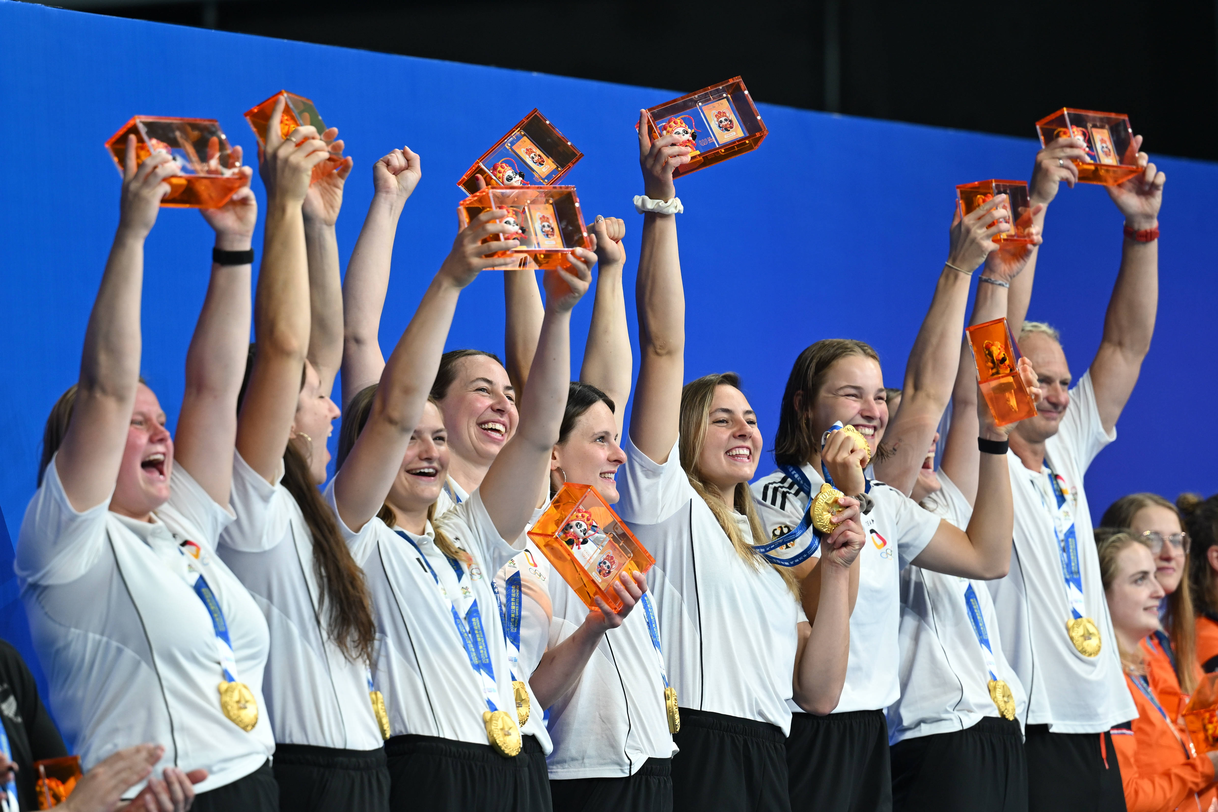 德国队再获殊荣,登上颁奖台 德国队再获殊荣,登上颁奖台