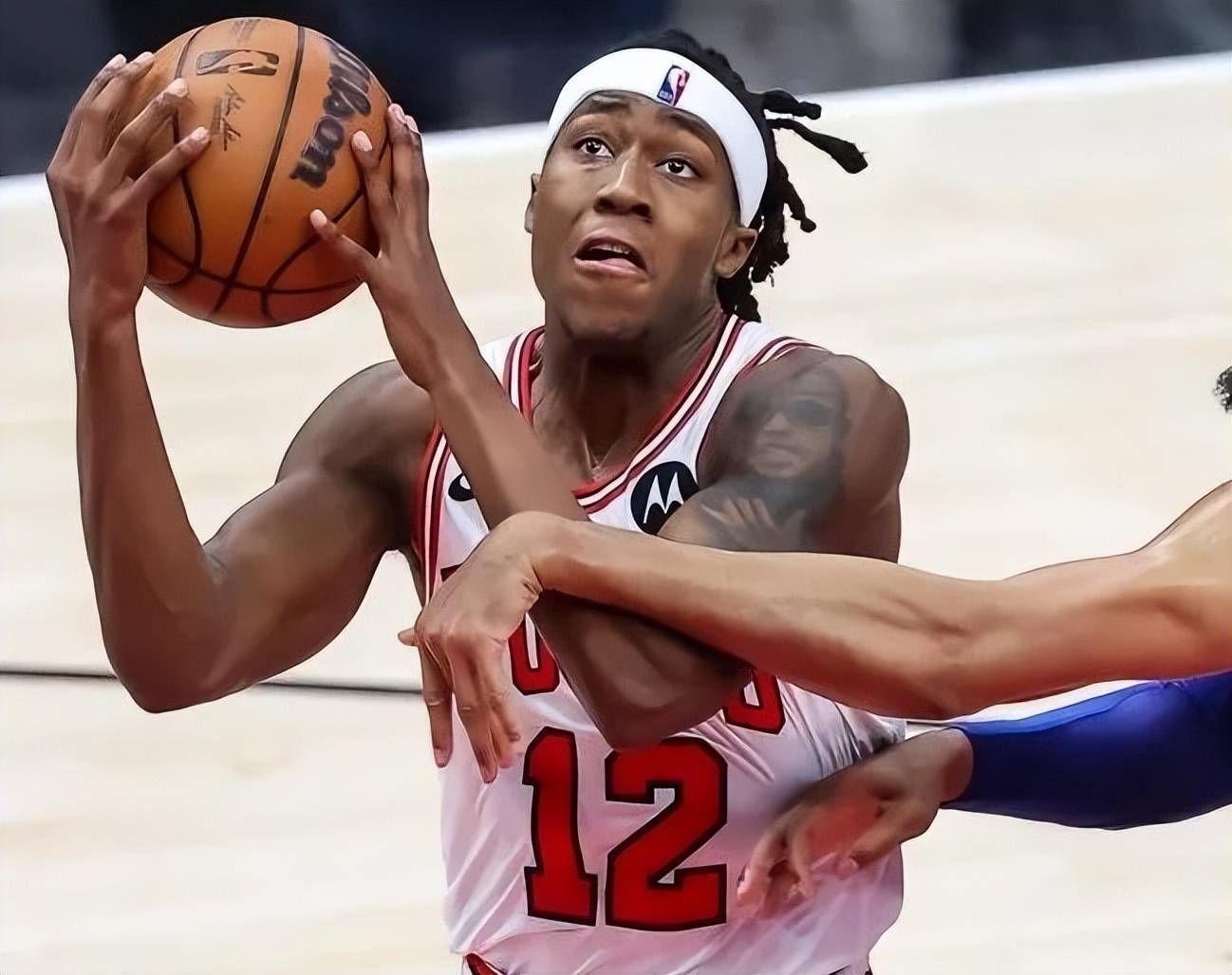 76人击败子弹,恩比德连得25分 76人击败子弹,恩比德连得25分