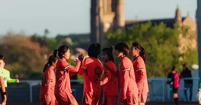 杏彩体育在线登录-墨西哥女足队员加练射门，备战决赛