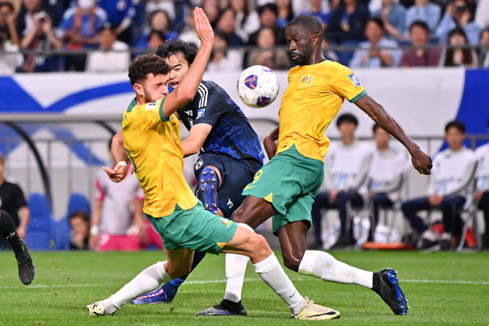 本地球队在国际比赛中表现抢眼，引发热议